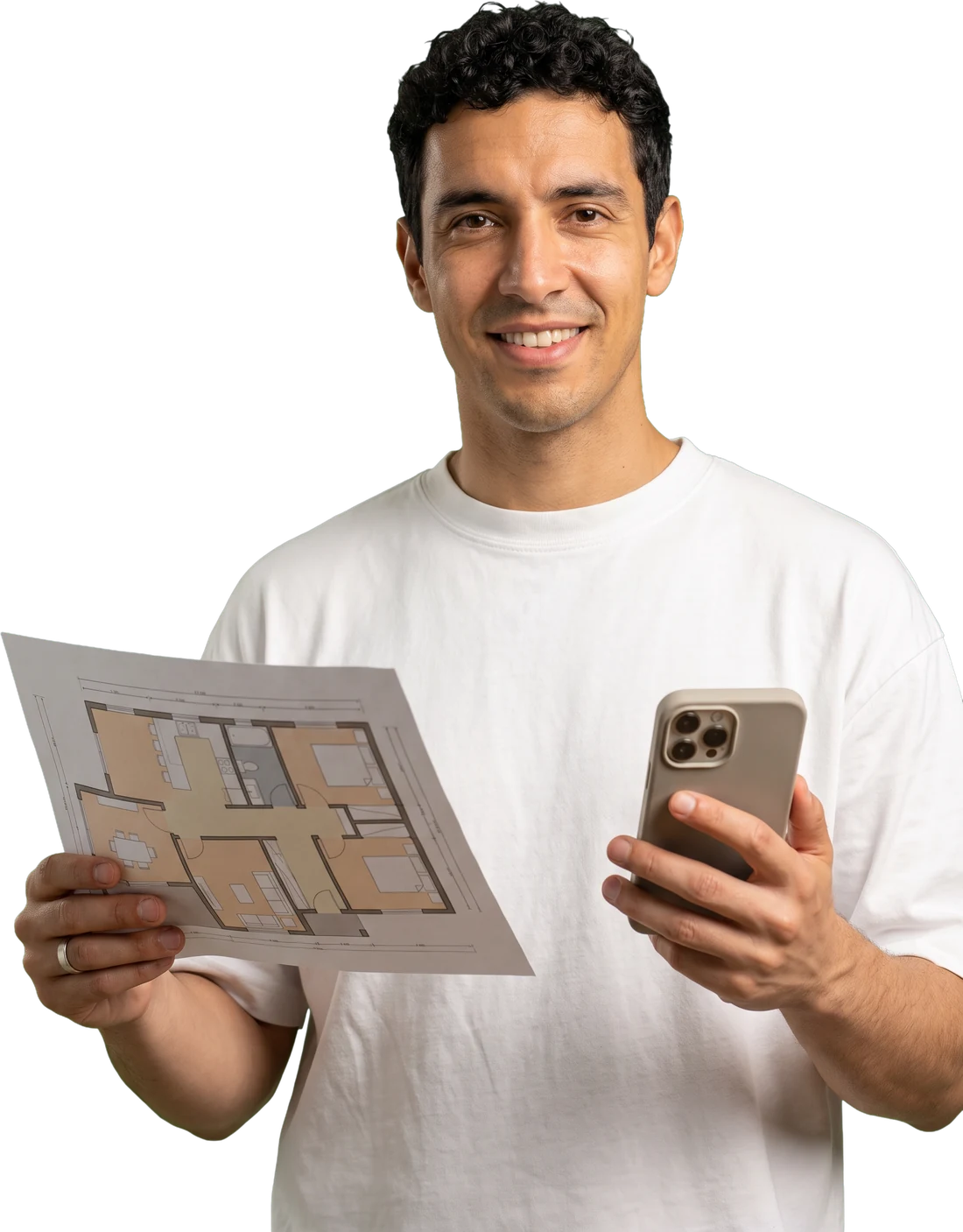Hombre sonriente con el plano de una vivienda en una mano y el móvil en la otra